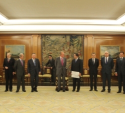 Fotografía de grupo de Don Juan Carlos con el presidente de FONDENA, el presidente de Endesa, el vicepresidente de FONDENA y representantes de los Pat